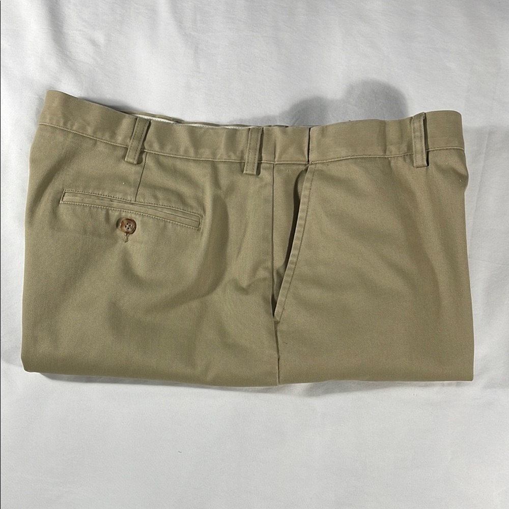 L.L. Bean mens khaki Comfort Fit flat front 8" chino shorts - size 42 - Picture 9 of 11